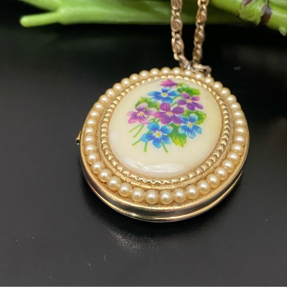 Vintage AVON Gold-tone Oval Floral Faux Pearl Locket Pendant 24” Necklace 33g - Picture 8 of 16